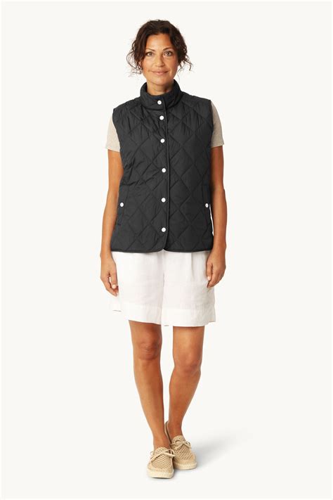 BEAT 01 QUILTED SHORT VEST BY ILSE JACOBSEN